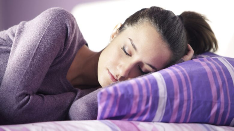 Mujer descansando: preferencia circadiana