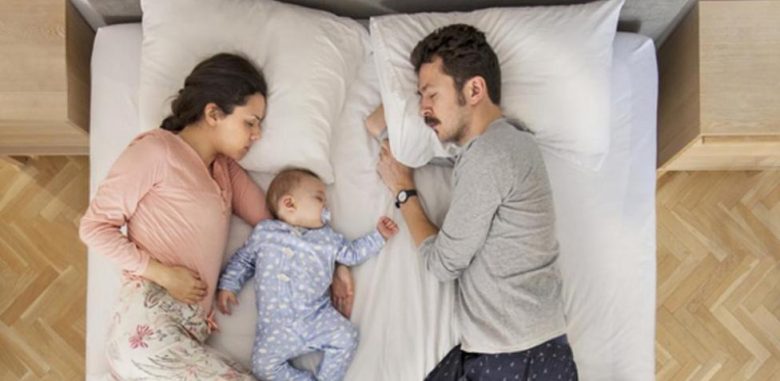 padres durmiendo con un bebe