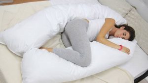mujer con una almohada