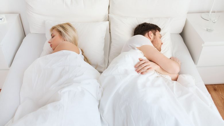 pareja durmiendo en un matrimonial