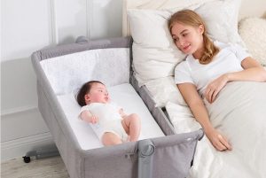 mujer durmiendo con su bebé